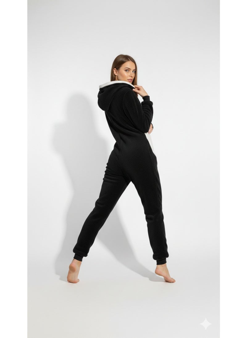 مانيكان - بيجامة قطعة واحدة  نسائية من الفرو الناعم بتصميم قطة مع غطاء رأس، أبيض وأسود. - Image 5